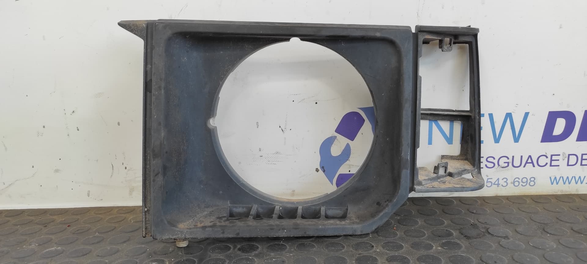 Recambio de SOPORTE FARO IZQUIERDO para MITSUBISHI MONTERO (L040) 2500 TD (2-ptas.) 4D56 referencia OEM IAM - PLATA