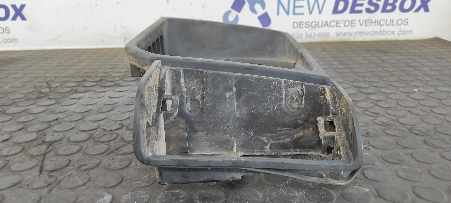 Recambio de SOPORTE FARO IZQUIERDO para MITSUBISHI MONTERO (L040) 2500 TD (2-ptas.) 4D56 referencia OEM IAM    - PLATA 5