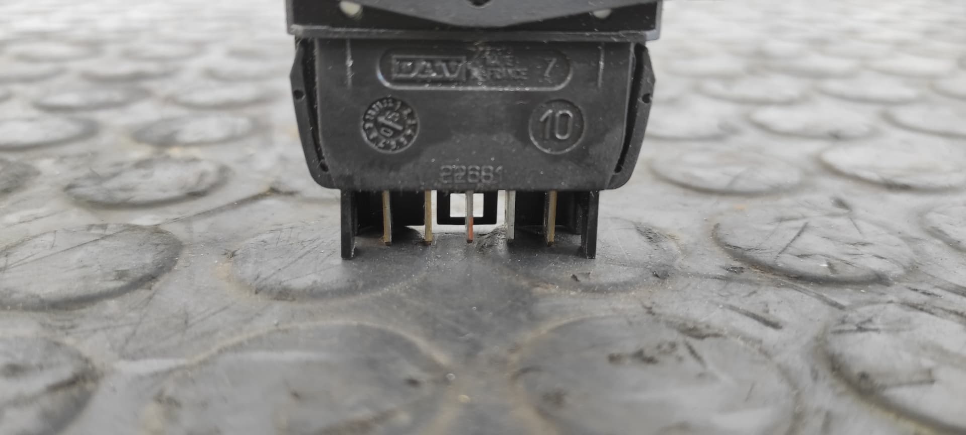 Recambio de MANDO ELEVALUNAS DELANTERO IZQUIERDO para DACIA LOGAN Ambiance K7M F7 referencia OEM IAM 22681   - BLANCO 2