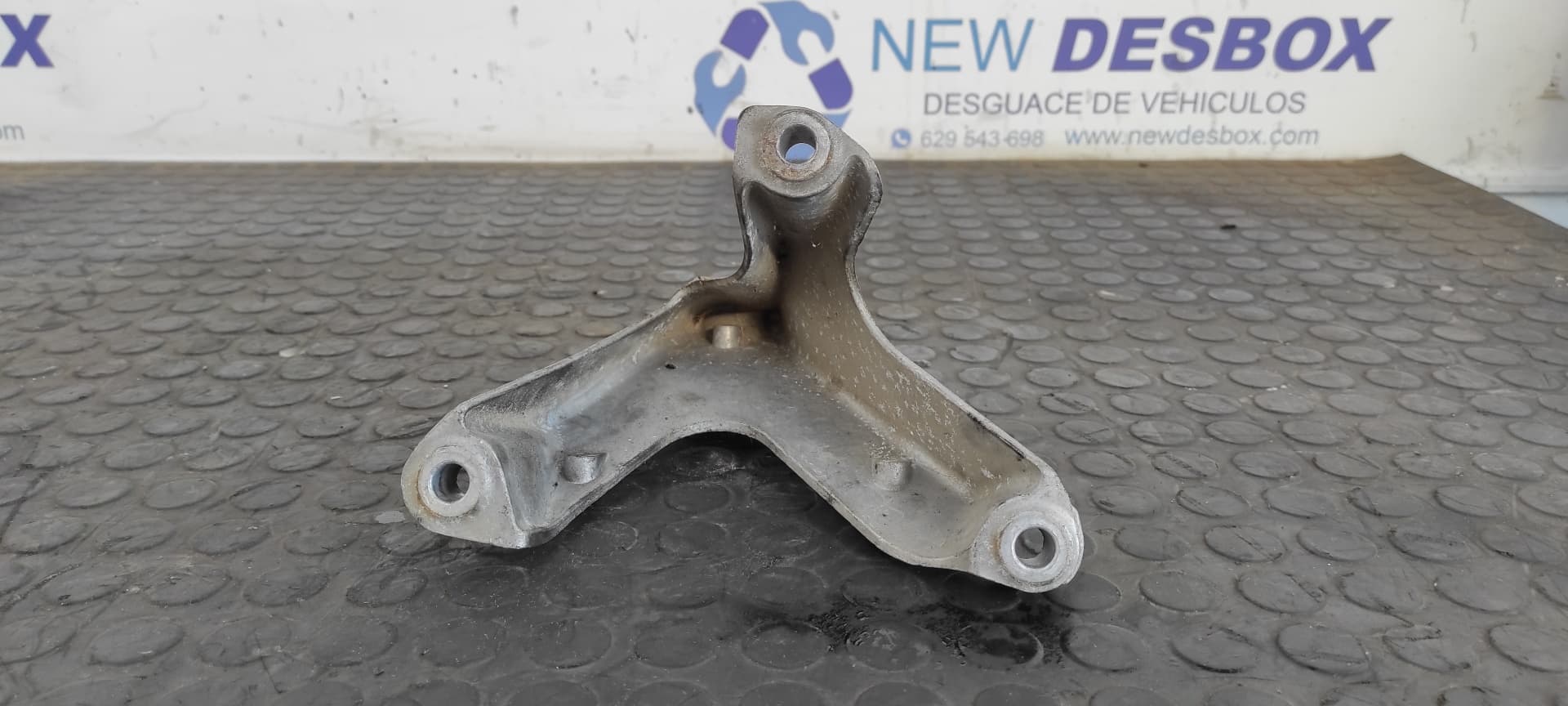 Recambio de SOPORTE MOTOR para SEAT EXEO ST (3R5)(2009>) 2.0 TDI CAGA referencia OEM IAM 8E0199308AR   - NEGRO 2
