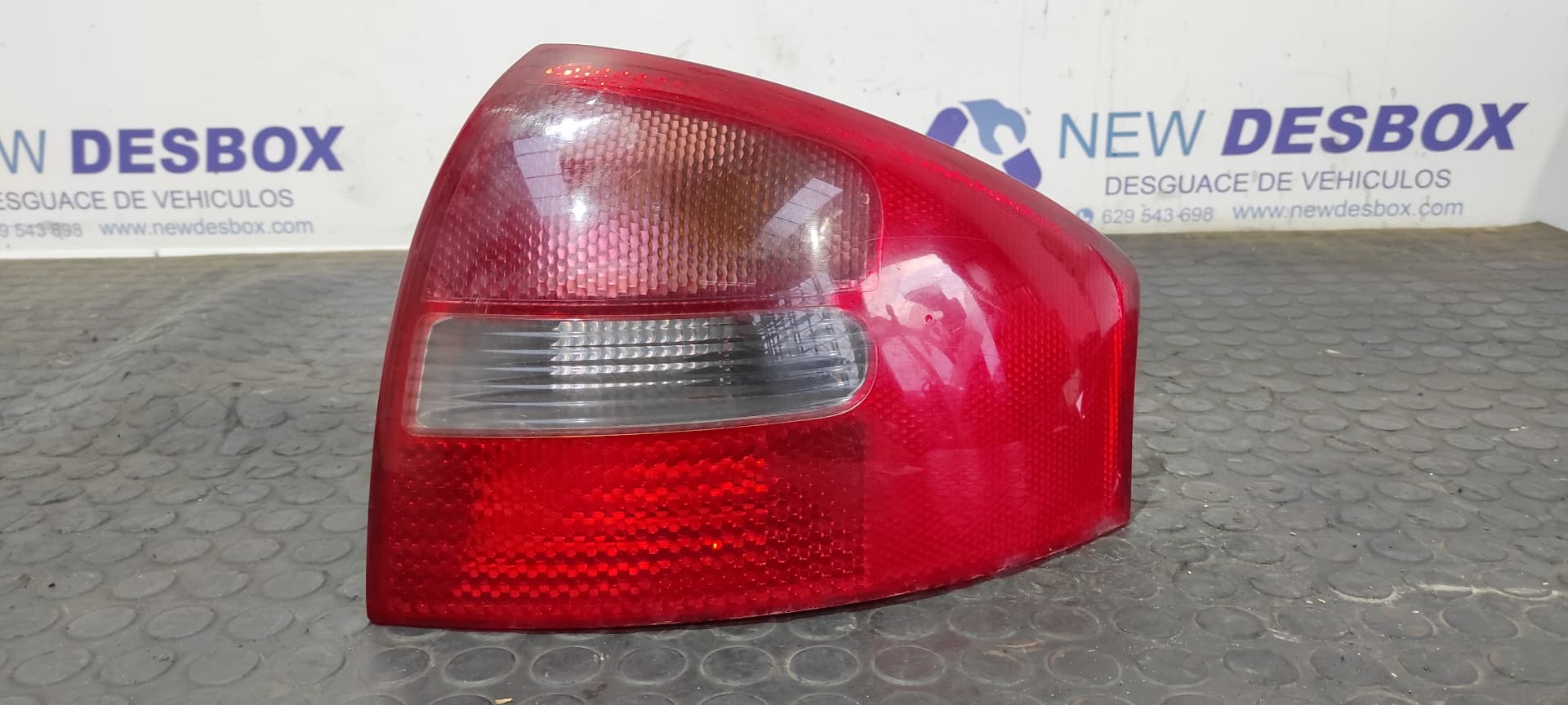 Recambio de PILOTO TRASERO DERECHO para AUDI A6 AVANT (4B5) * AVF referencia OEM IAM 4B5945096B   - AZUL