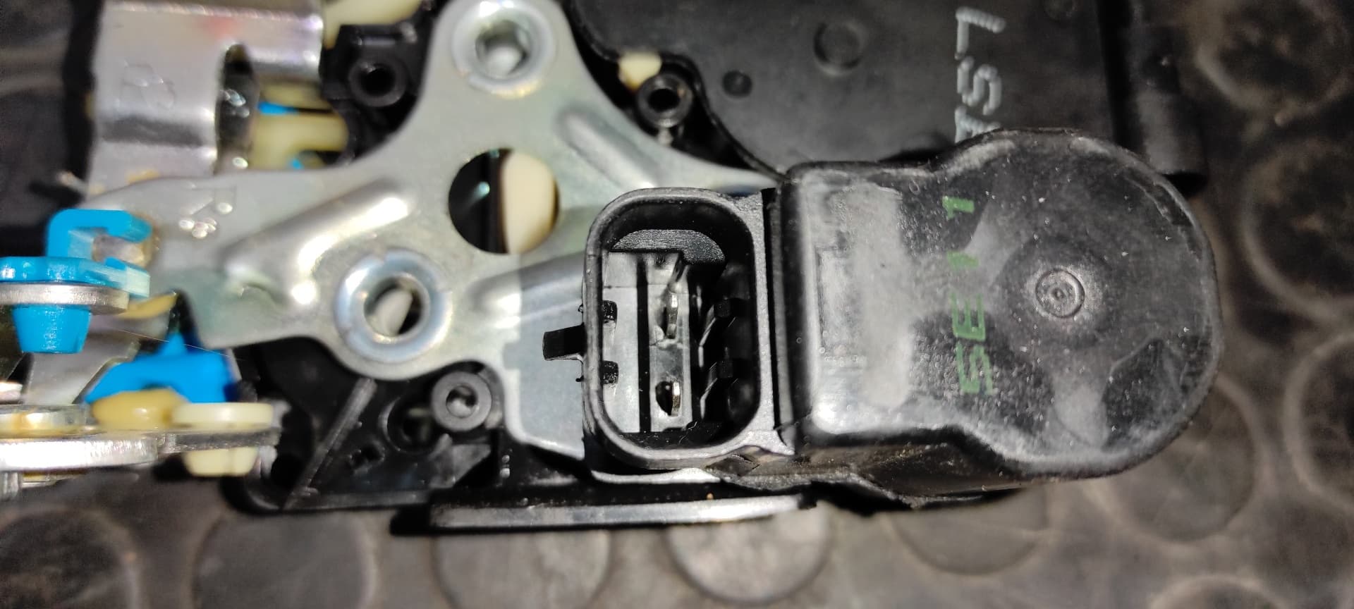 Recambio de CERRADURA PUERTA DELANTERA DERECHA para SSANGYONG REXTON 2.7 referencia OEM IAM 7122008001 8