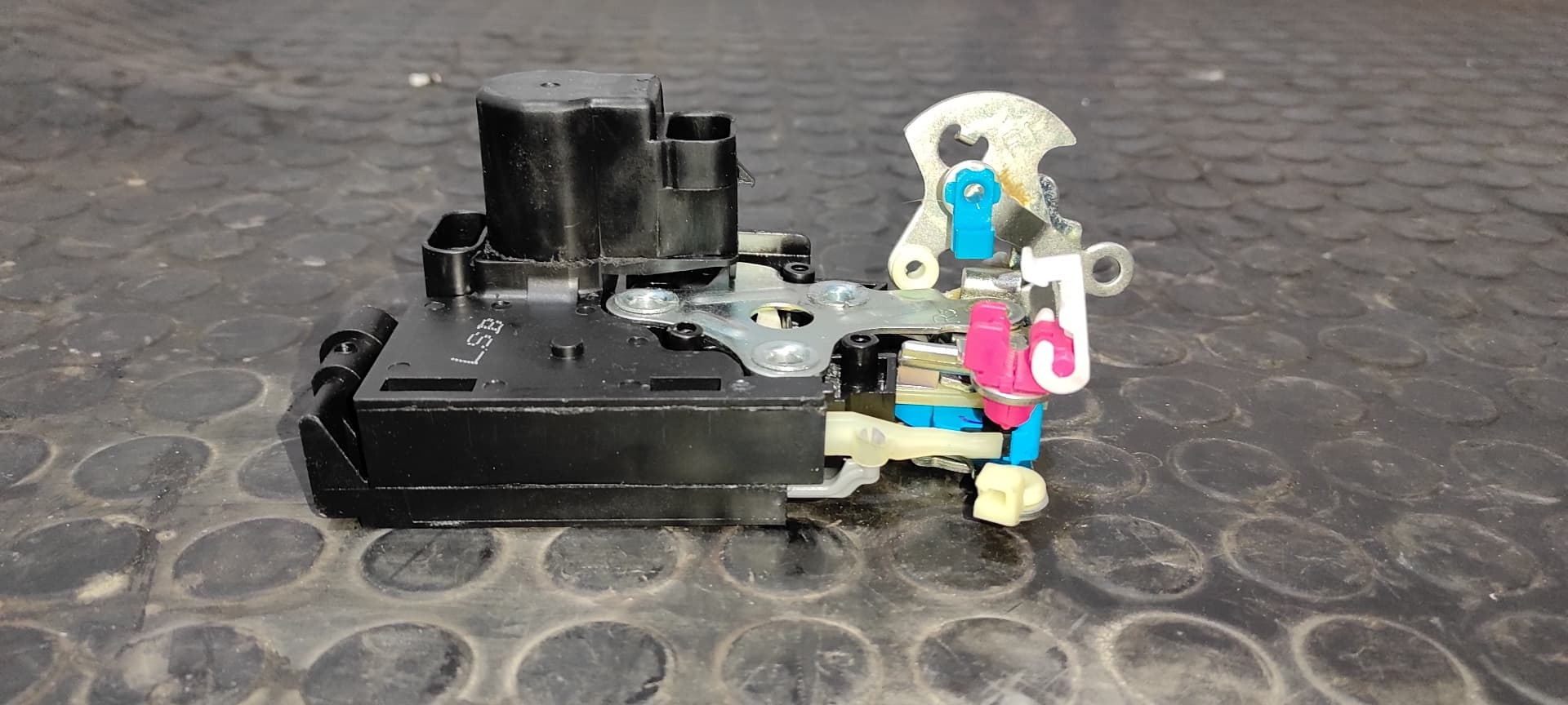 Recambio de CERRADURA PUERTA DELANTERA DERECHA para SSANGYONG REXTON 2.7 referencia OEM IAM 7122008001 7