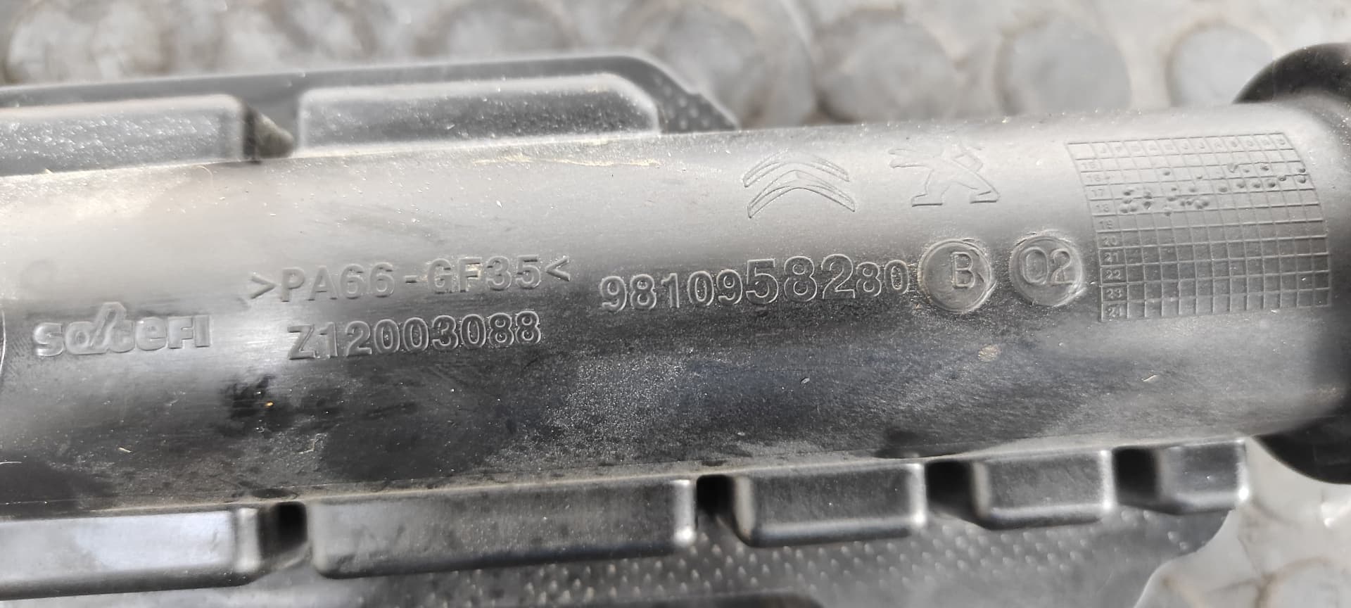 Recambio de TUBO para PEUGEOT 3008 Allure YH01 referencia OEM IAM 9810958280   - NEGRO 2