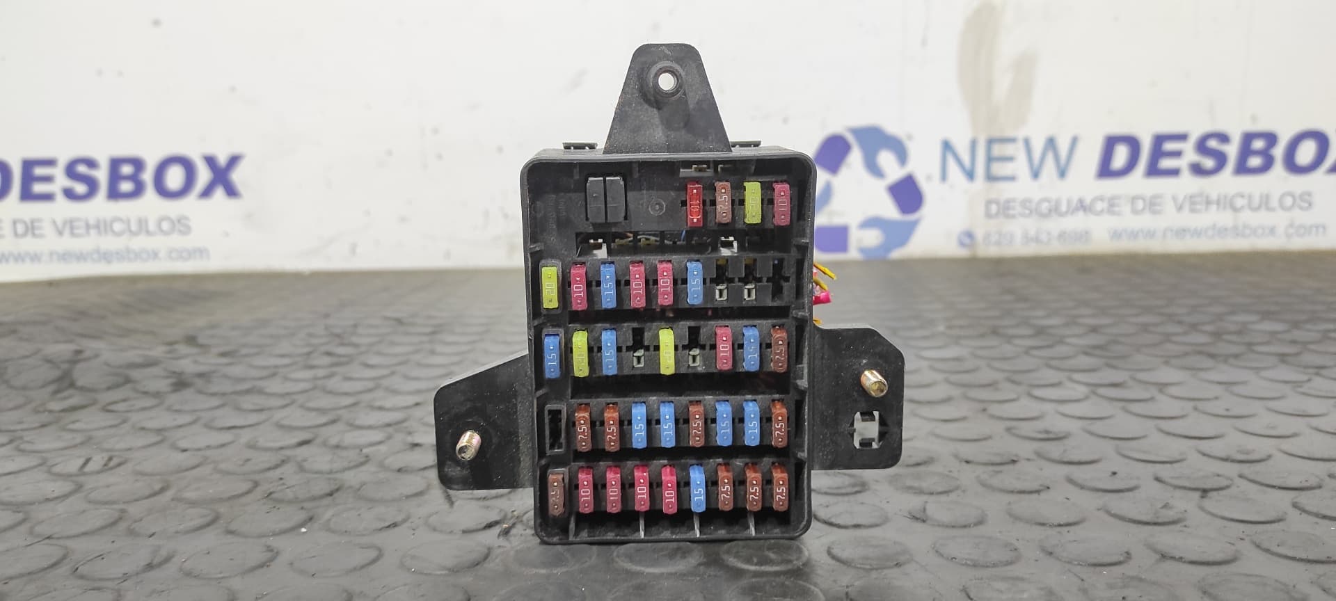 Recambio de CAJA RELES / FUSIBLES para SSANGYONG REXTON 2.7 Turbodiesel CAT D27DT referencia OEM IAM 8211008000   - NEGRO