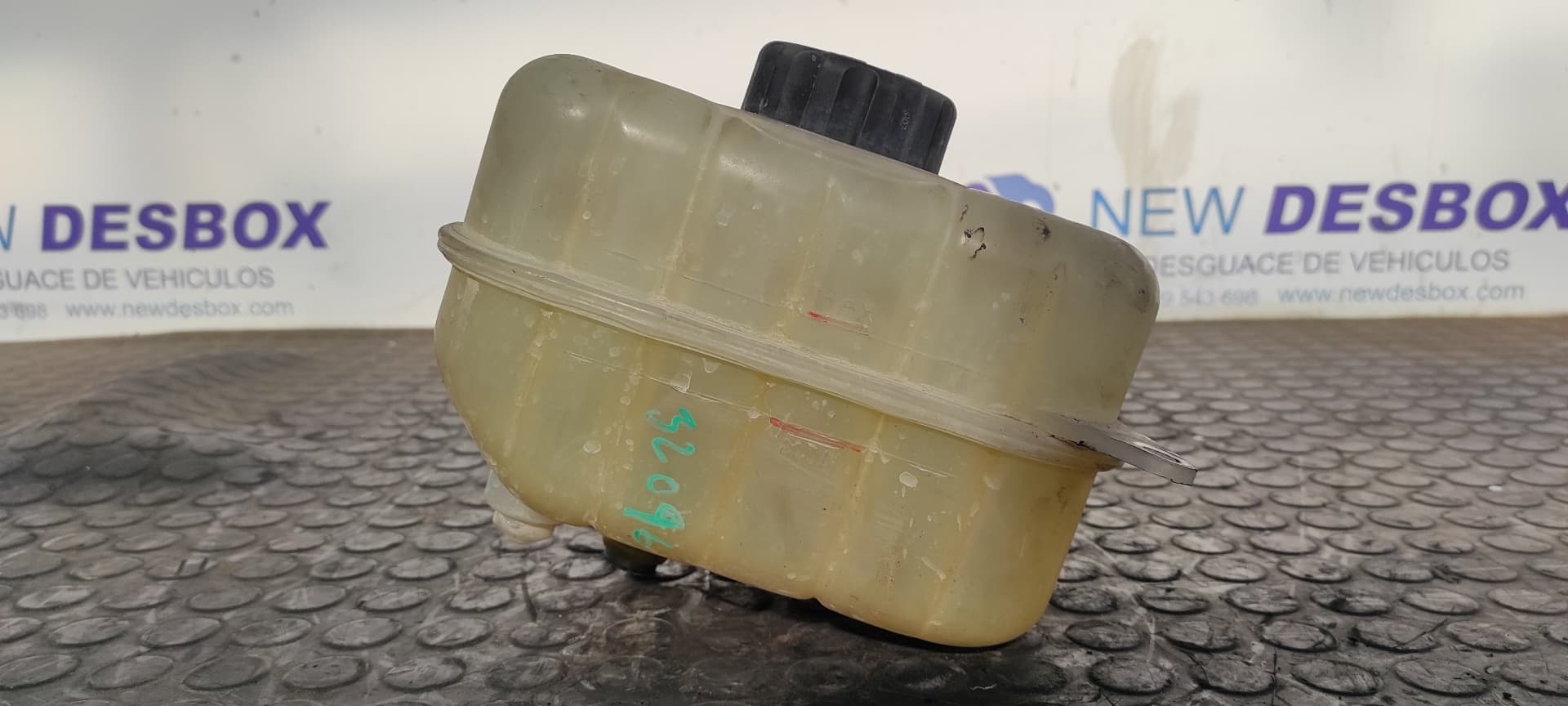 Recambio de DEPOSITO EXPANSION para SSANGYONG REXTON 2.7 Turbodiesel CAT D27DT referencia OEM IAM 2163211002   - NEGRO 2