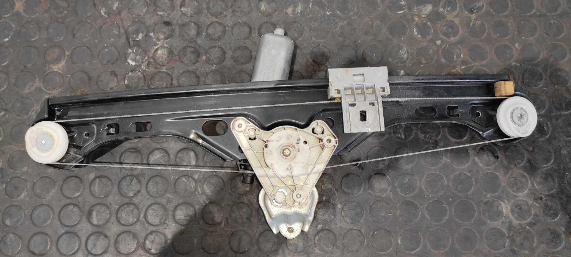 Recambio de ELEVALUNAS TRASERO IZQUIERDO para MERCEDES-BENZ CLASE C (W203) BERLINA 2.7 CDI 20V CAT OM612962 referencia OEM IAM 0130822008   - PLATA 2