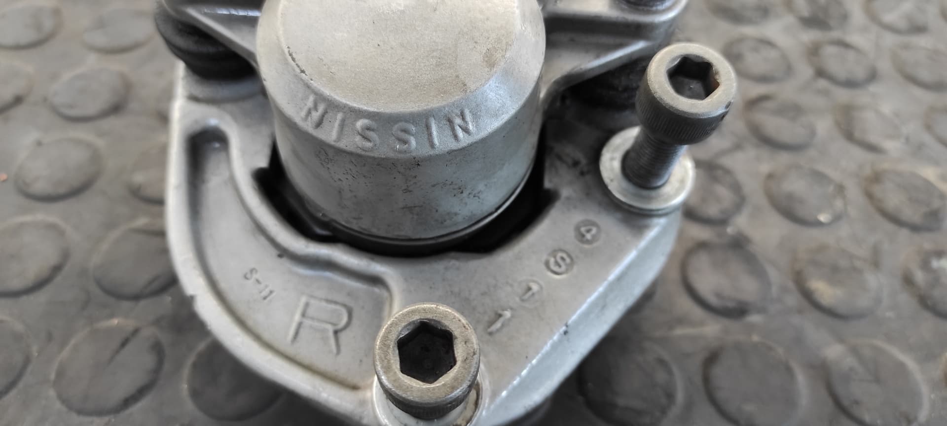Recambio de PINZA DE FRENO DELANTERA DERECHA para HONDA CB 900 referencia OEM IAM NISSIN 4S11 5