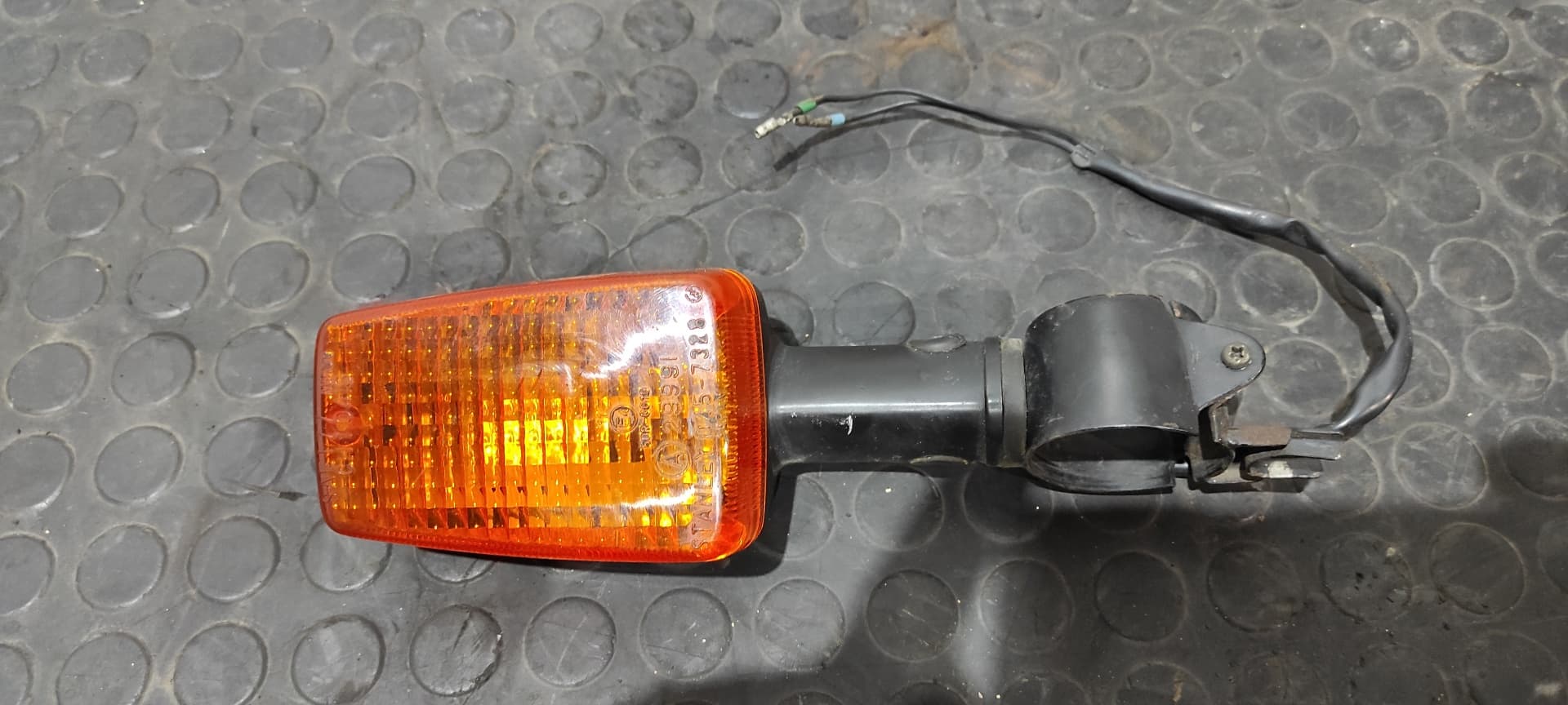 Recambio de PILOTO DELANTERO DERECHO para HONDA CB 900 referencia OEM IAM 0457328