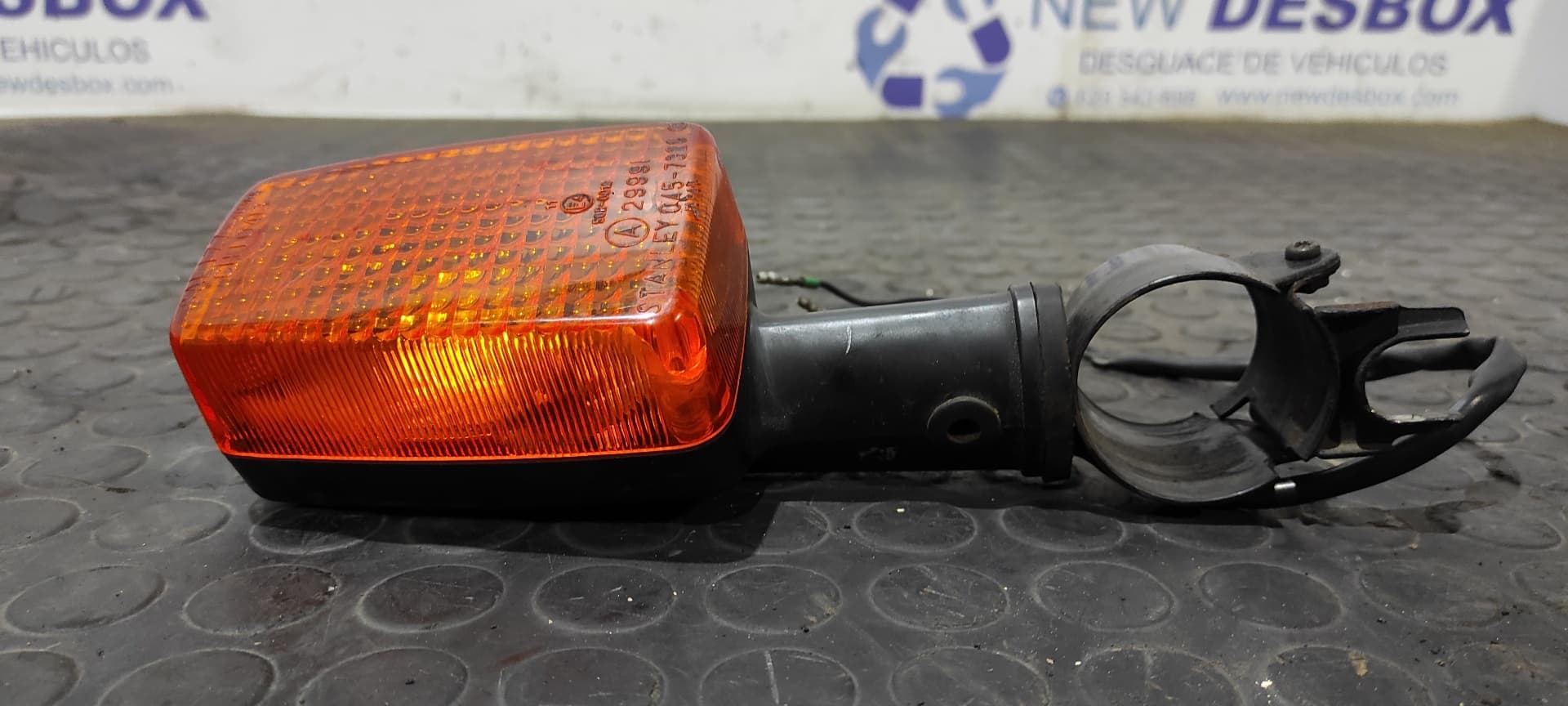 Recambio de PILOTO DELANTERO DERECHO para HONDA CB 900 referencia OEM IAM 0457328 4