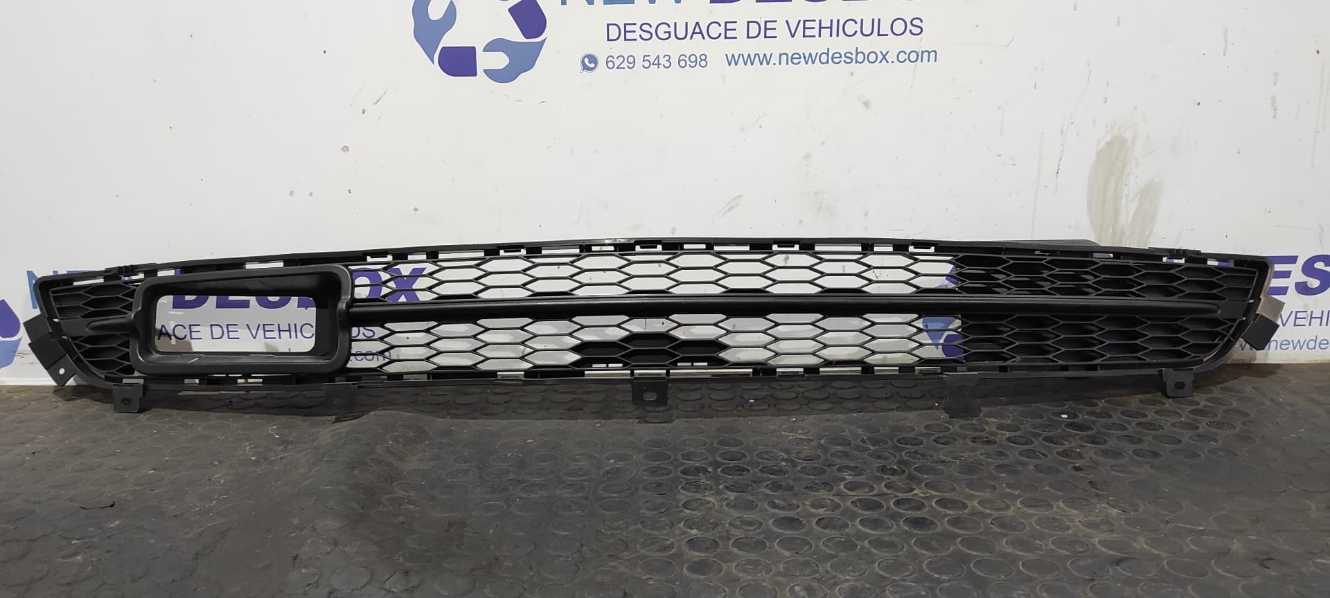 Recambio de REJILLA PARAGOLPES CENTRAL para INFINITI M SEDAN referencia OEM IAM 62256 1MA0A