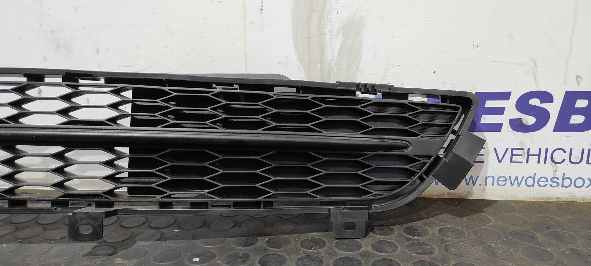 Recambio de REJILLA PARAGOLPES CENTRAL para INFINITI M SEDAN referencia OEM IAM 62256 1MA0A 2