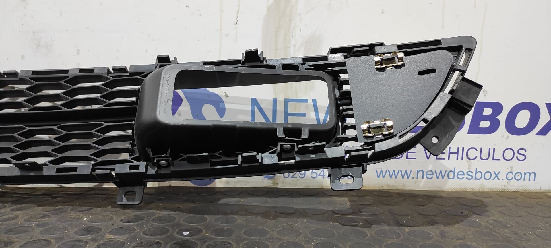 Recambio de REJILLA PARAGOLPES CENTRAL para INFINITI M SEDAN referencia OEM IAM 62256 1MA0A 8