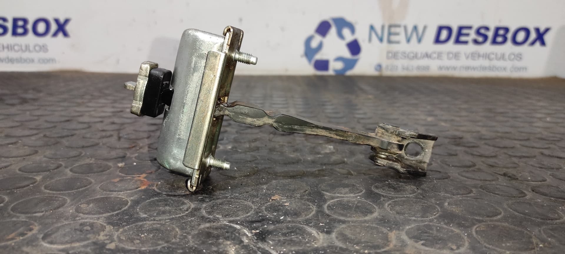 Recambio de RETENEDOR PUERTA DERECHA para OPEL CORSA D CMon A14XER referencia OEM IAM 13180682   - GRIS