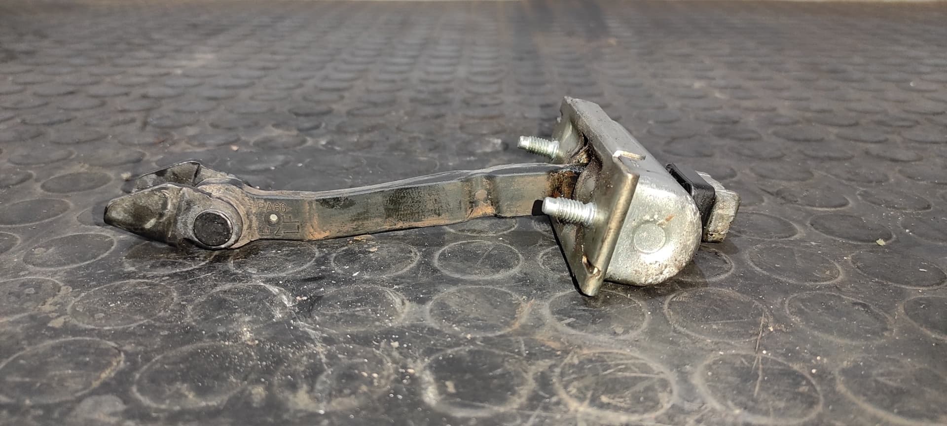 Recambio de RETENEDOR PUERTA DERECHA para OPEL CORSA D CMon A14XER referencia OEM IAM 13180682   - GRIS 2