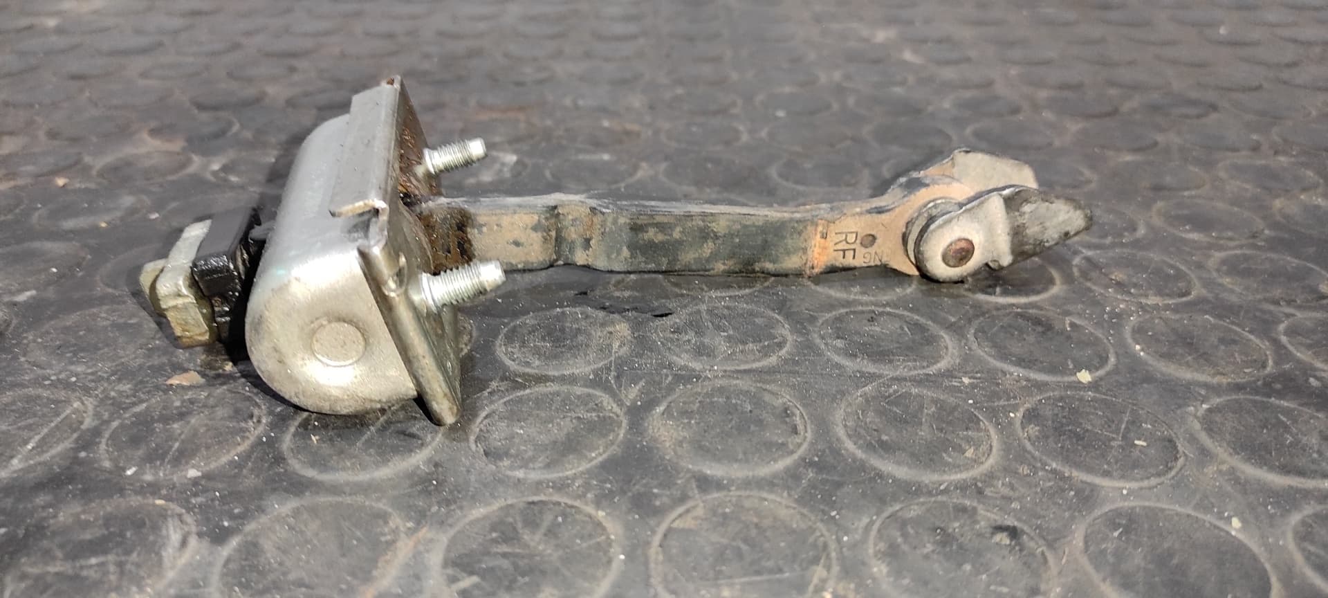 Recambio de RETENEDOR PUERTA DERECHA para OPEL CORSA D CMon A14XER referencia OEM IAM 13180682   - GRIS 4