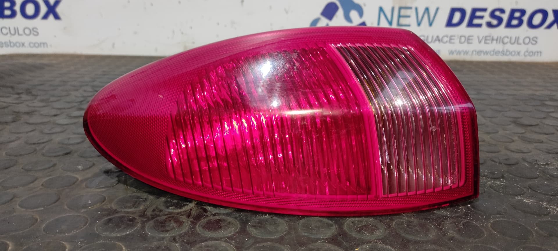 Recambio de PILOTO TRASERO IZQUIERDO para ALFA ROMEO 147 (190) 1.9 JTD 150 Collezione 937A5000 referencia OEM IAM 46556349   - BLANCO