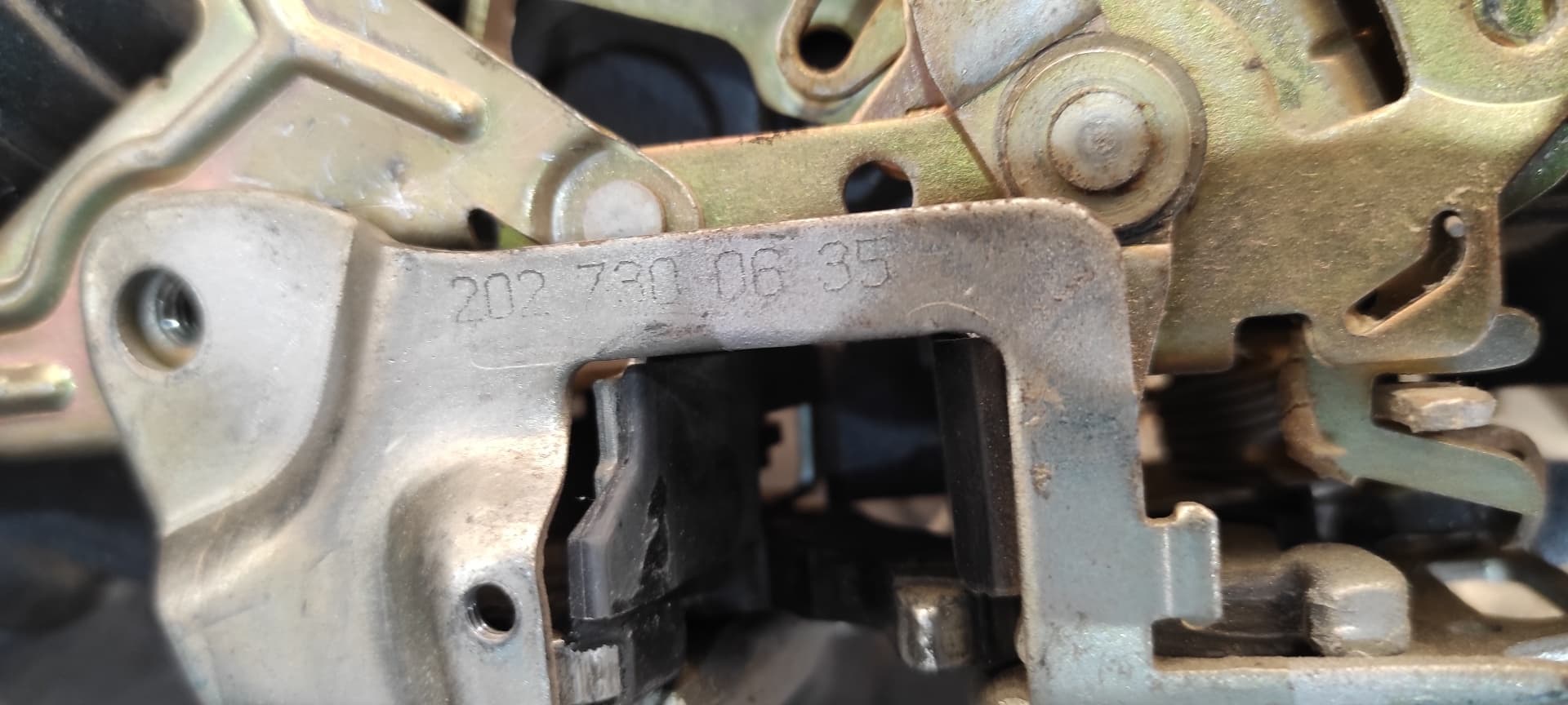 Recambio de CERRADURA PUERTA TRASERA DERECHA para MERCEDES-BENZ CLASE E (W210) BERLINA DIESEL 300 Turbodiesel (210.025) OM606962 referencia OEM IAM 2027300635   - GRIS 3