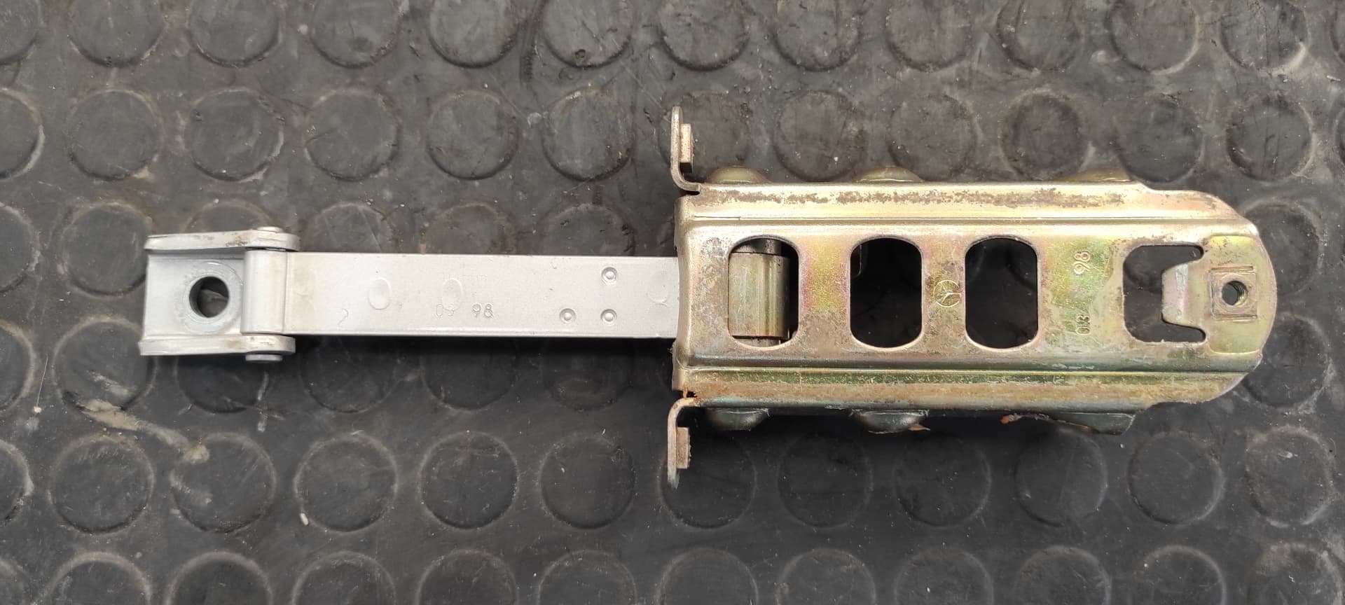 Recambio de RETENEDOR PUERTA DERECHA para MERCEDES-BENZ CLASE E (W210) BERLINA DIESEL 300 Turbodiesel (210.025) OM606962 referencia OEM IAM 0398   - GRIS 2