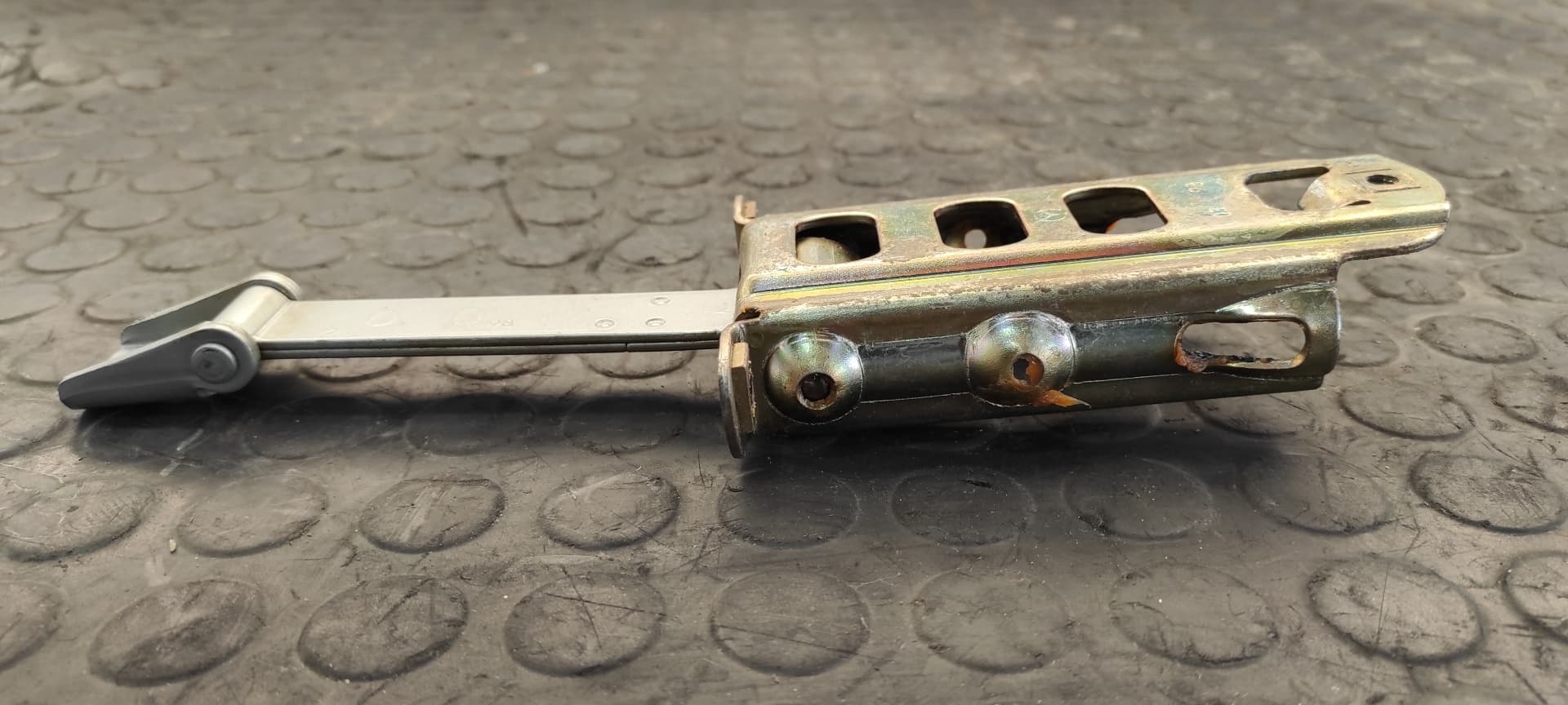 Recambio de RETENEDOR PUERTA DERECHA para MERCEDES-BENZ CLASE E (W210) BERLINA DIESEL 300 Turbodiesel (210.025) OM606962 referencia OEM IAM 0398   - GRIS 4