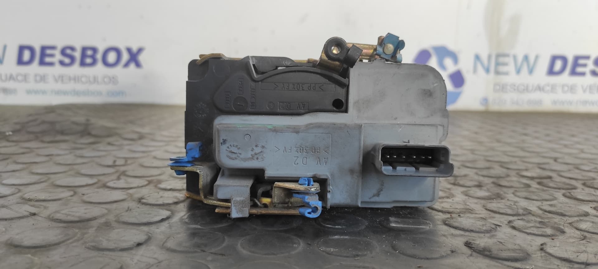 Recambio de CERRADURA PUERTA DELANTERA DERECHA para PEUGEOT PARTNER (S1) 1.9 Diesel WJYDW8B referencia OEM IAM AVD2   - ROJO