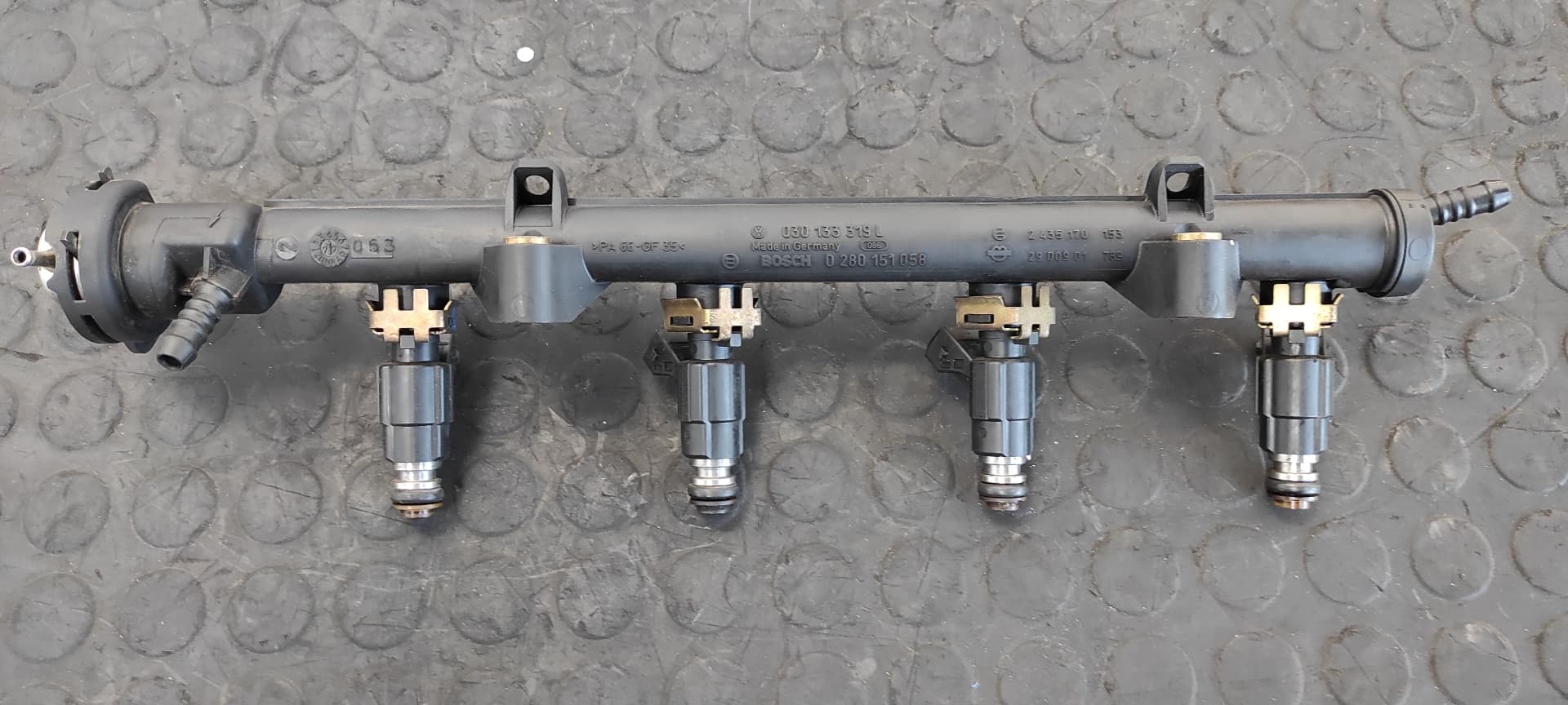 Recambio de RAMPA INYECTORA para VOLKSWAGEN POLO BERLINA (6N1) Air APQ referencia OEM IAM 030133319L   - BLANCO 2