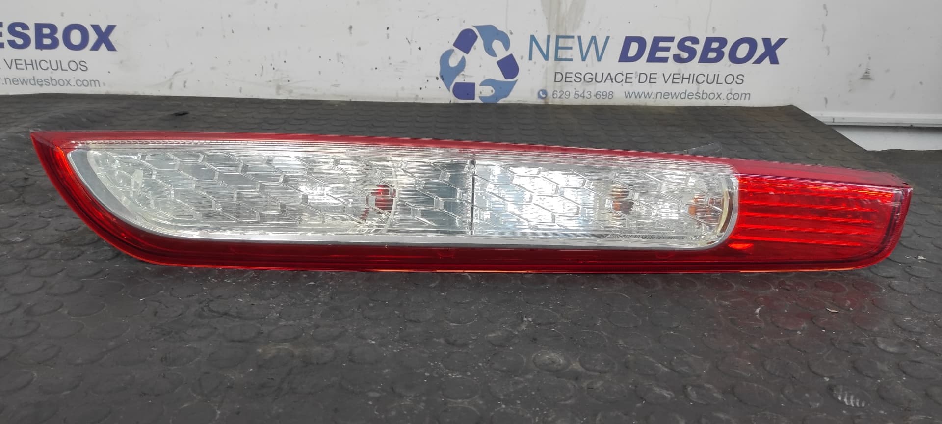 Recambio de PILOTO TRASERO DERECHO para FORD FOCUS LIM. (CB4) 1.6 TDCi CAT HHDA referencia OEM IAM 8M5113404A   - BLANCO