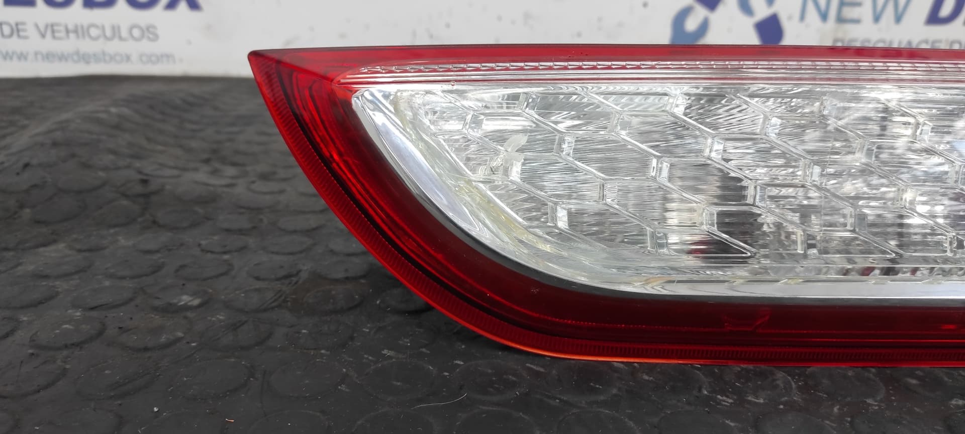 Recambio de PILOTO TRASERO DERECHO para FORD FOCUS LIM. (CB4) 1.6 TDCi CAT HHDA referencia OEM IAM 8M5113404A   - BLANCO 4