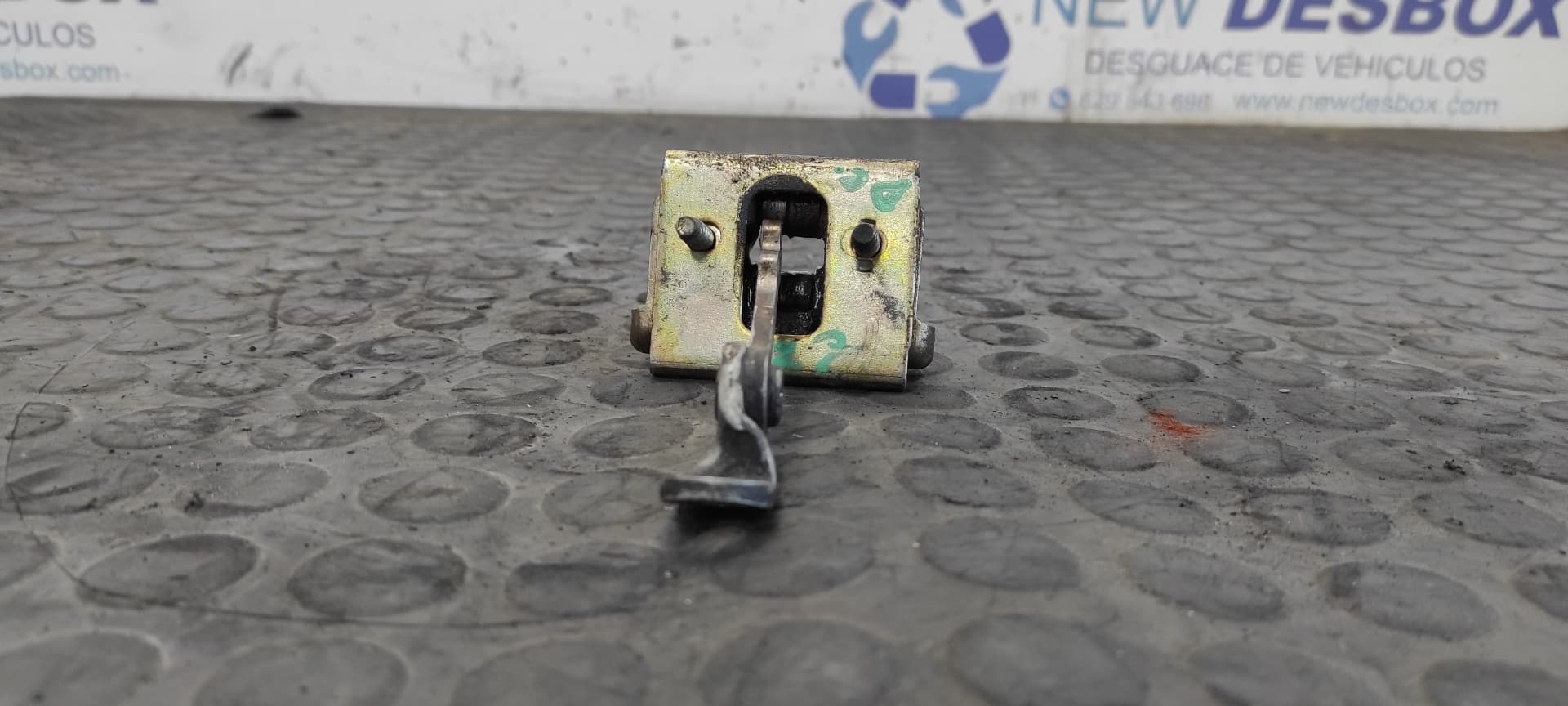 Recambio de RETENEDOR PUERTA DERECHA para CITROEN C3 1.4 Audace KFVTU3JP referencia OEM IAM A31AVD   - GRIS