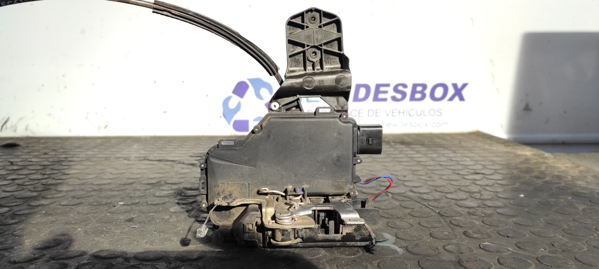 Recambio de CERRADURA PUERTA DELANTERA DERECHA para VOLKSWAGEN PASSAT BERLINA (3B2) Comfortline syncro / 4Motion AVG referencia OEM IAM 3B1837016C   - BLANCO
