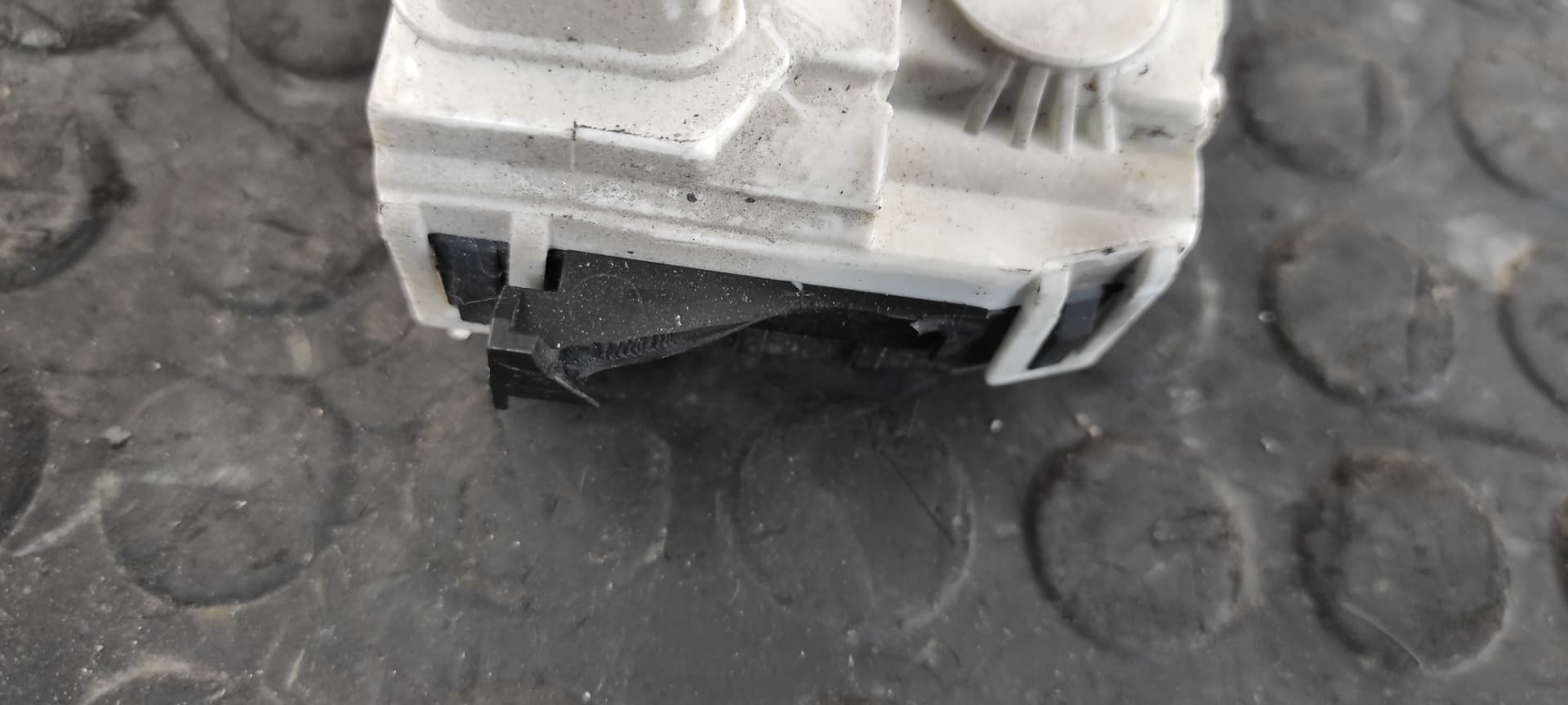 Recambio de CERRADURA PUERTA TRASERA DERECHA para MERCEDES-BENZ CLASE C (W204) BERLINA 2.2 CDI CAT OM646811 referencia OEM IAM A2047331808   - BLANCO 5