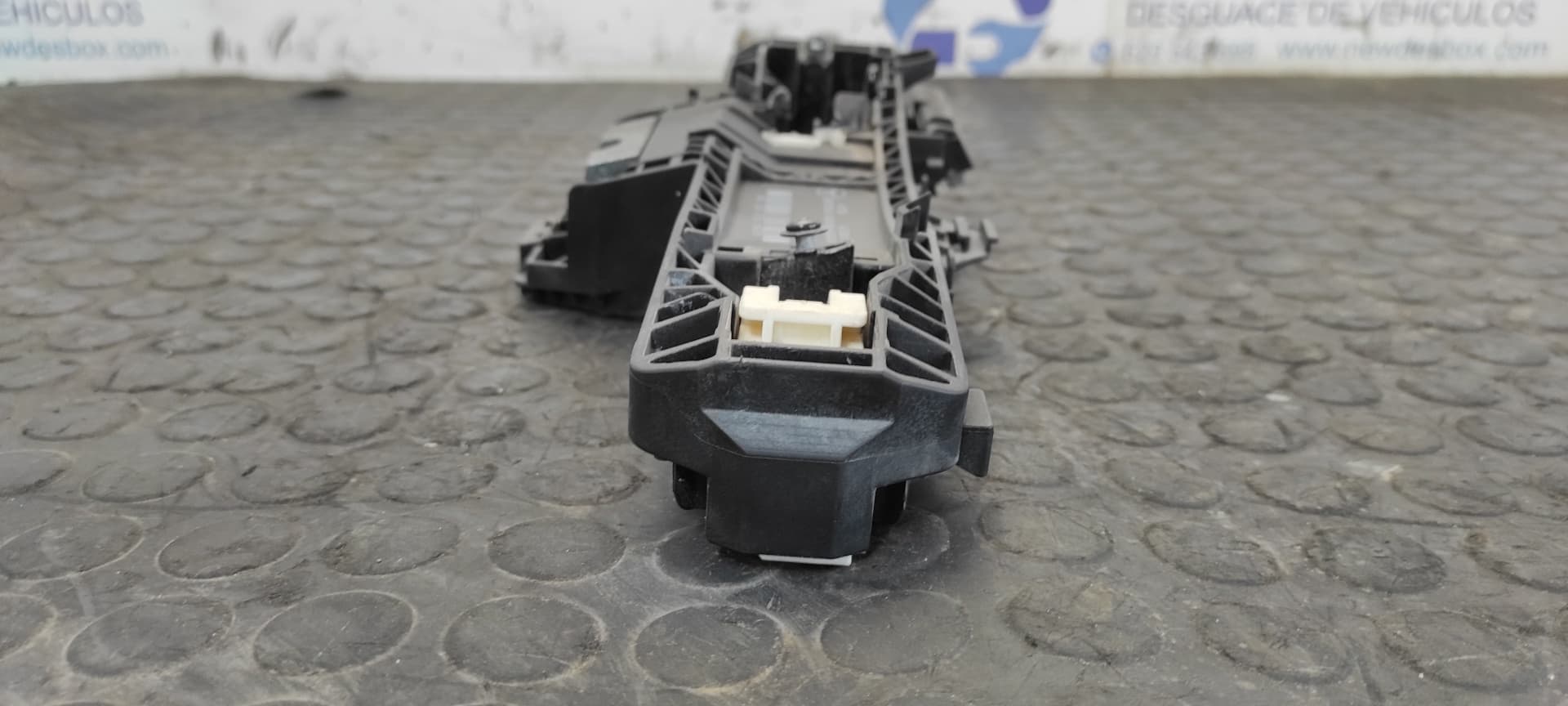 Recambio de MANETA TRASERA DERECHA para MERCEDES-BENZ CLASE C (W204) BERLINA 2.2 CDI CAT OM646811 referencia OEM IAM A2042600834   - BLANCO 3