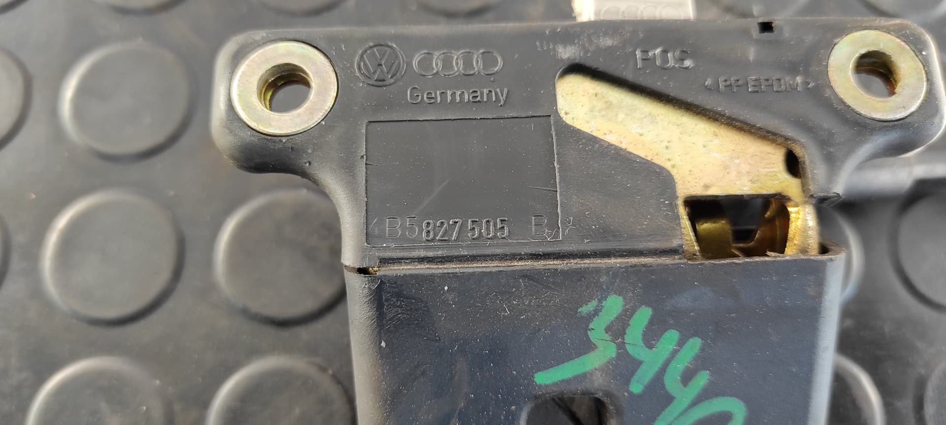 Recambio de CERRADURA MALETERO / PORTON para AUDI A6 BERLINA (4B2) 1.9 TDI AVF referencia OEM IAM 4B5827505B   - AZUL 4