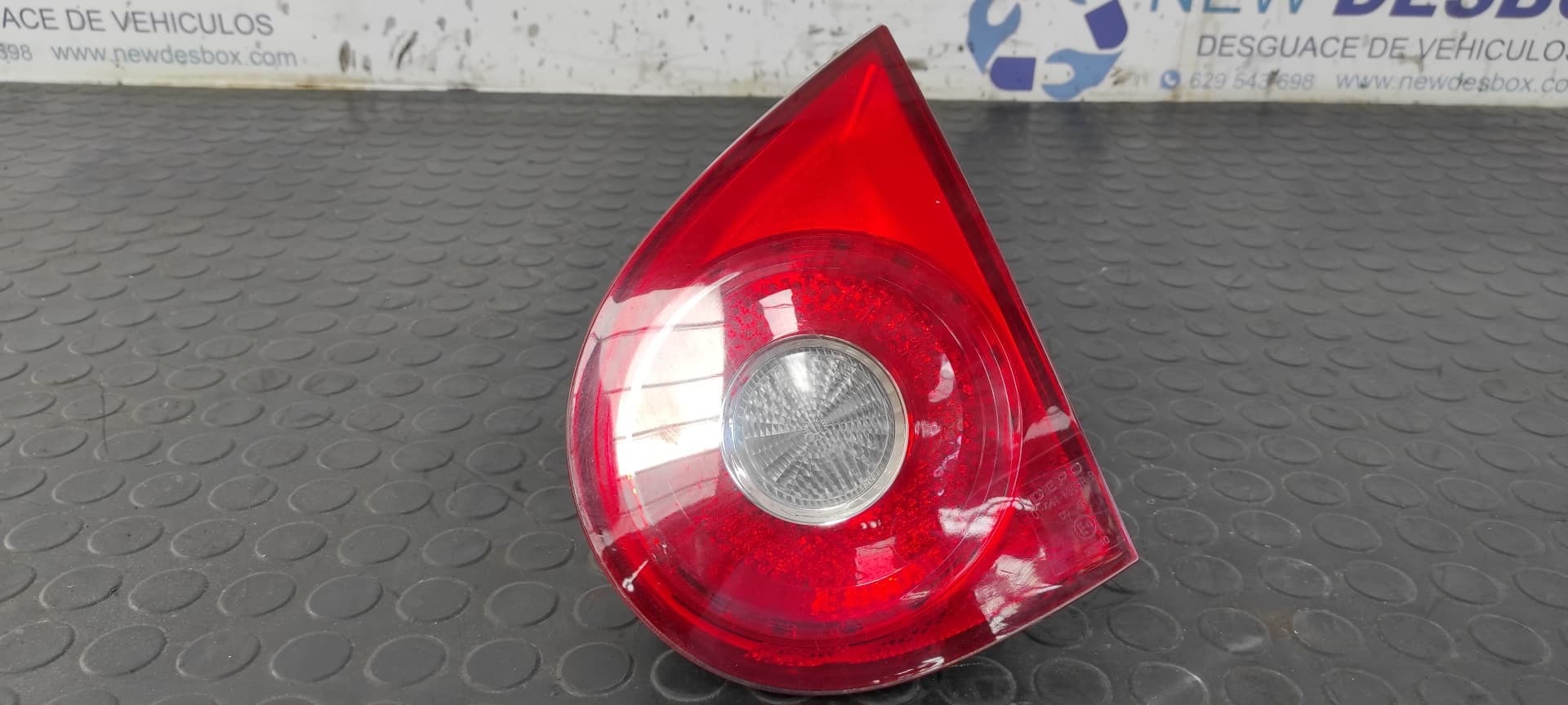 Recambio de PILOTO PORTON DERECHO para VOLKSWAGEN GOLF V BERLINA (1K1) GT Sport BKD referencia OEM IAM 084411308RR   - ROJO