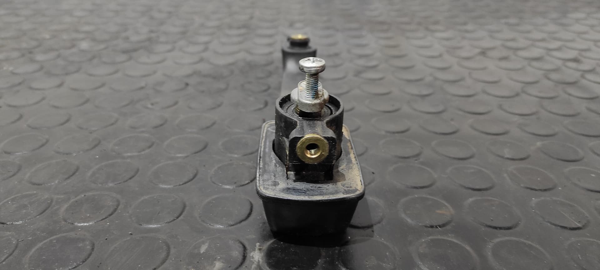 Recambio de MANETA DELANTERA DERECHA para MERCEDES-BENZ MB 100 D CAJA CERRADA / COMBI Caja cerrada  (BM 631.332/342) 616963 referencia OEM IAM    - BLANCO 4