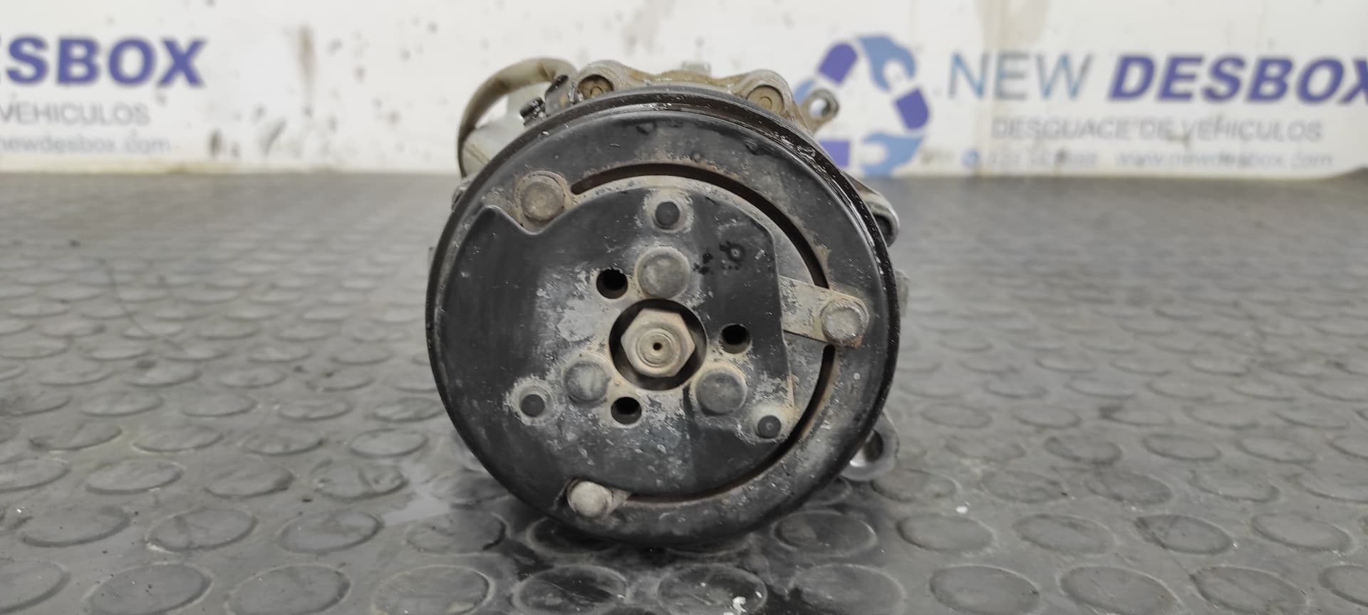Recambio de COMPRESOR AIRE ACONDICIONADO para VOLKSWAGEN POLO BERLINA (6N1) Concept AER referencia OEM IAM 6N0820803A   - NEGRO 6