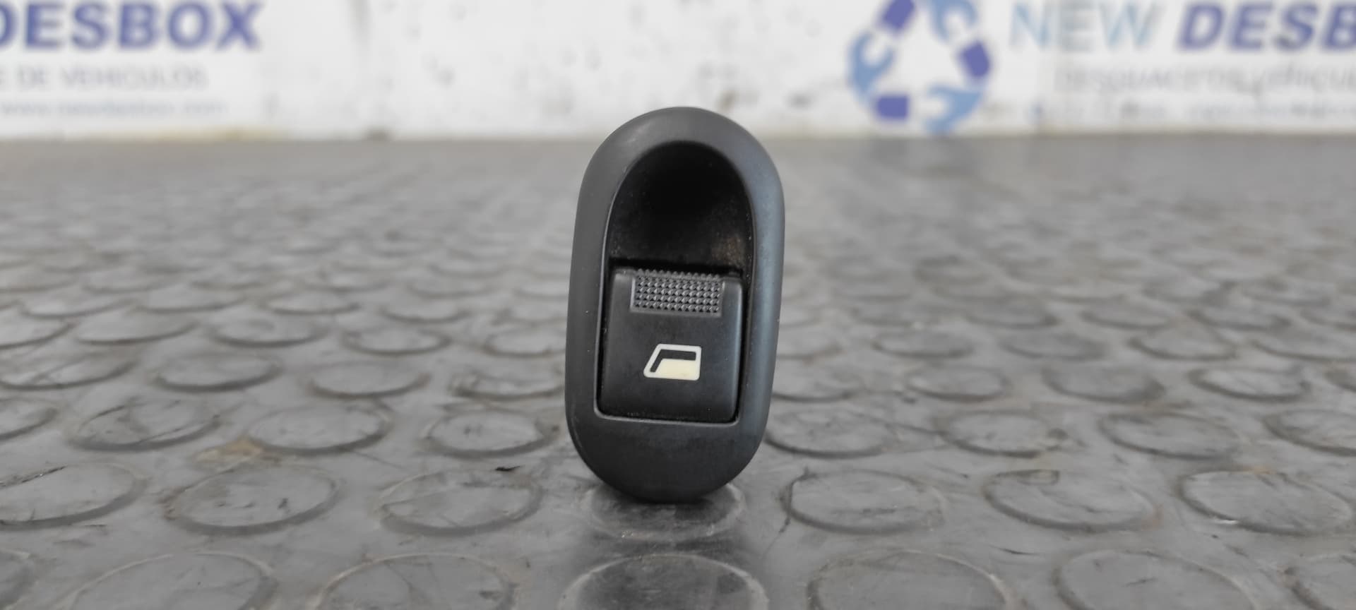 Recambio de MANDO ELEVALUNAS DELANTERO DERECHO para CITROEN C3 1,6 16V Exclusive NFUTU5JP4 referencia OEM IAM 96605364XT   - GRIS