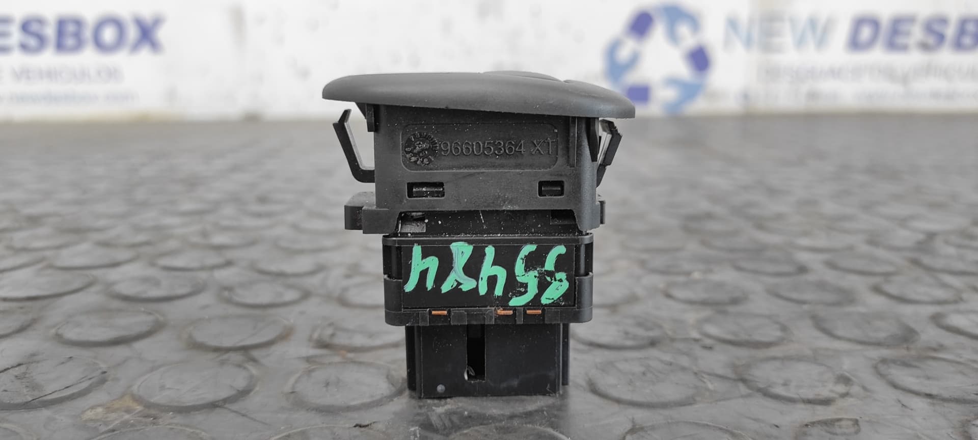 Recambio de MANDO ELEVALUNAS DELANTERO DERECHO para CITROEN C3 1,6 16V Exclusive NFUTU5JP4 referencia OEM IAM 96605364XT   - GRIS 3