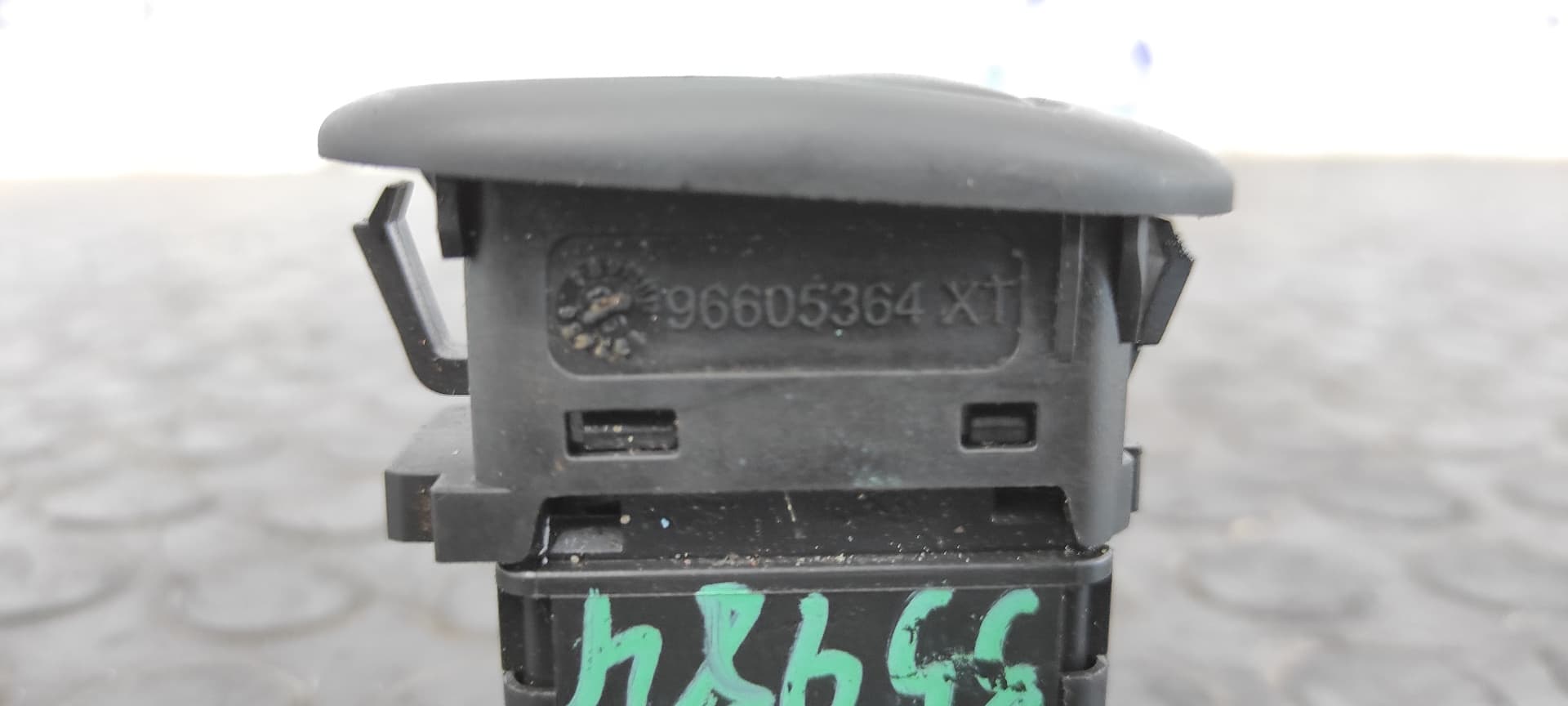 Recambio de MANDO ELEVALUNAS DELANTERO DERECHO para CITROEN C3 1,6 16V Exclusive NFUTU5JP4 referencia OEM IAM 96605364XT   - GRIS 2