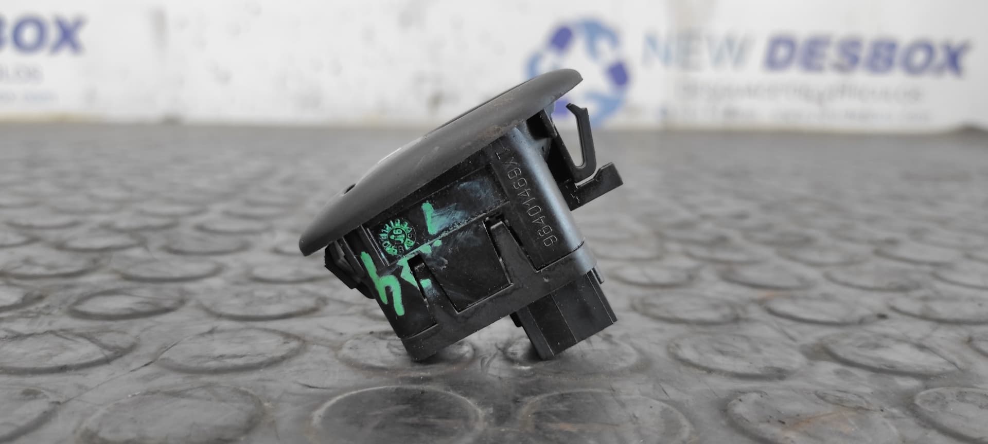 Recambio de MANDO ELEVALUNAS DELANTERO IZQUIERDO para CITROEN C3 1,6 16V Exclusive NFUTU5JP4 referencia OEM IAM 96401469XT   - GRIS 4