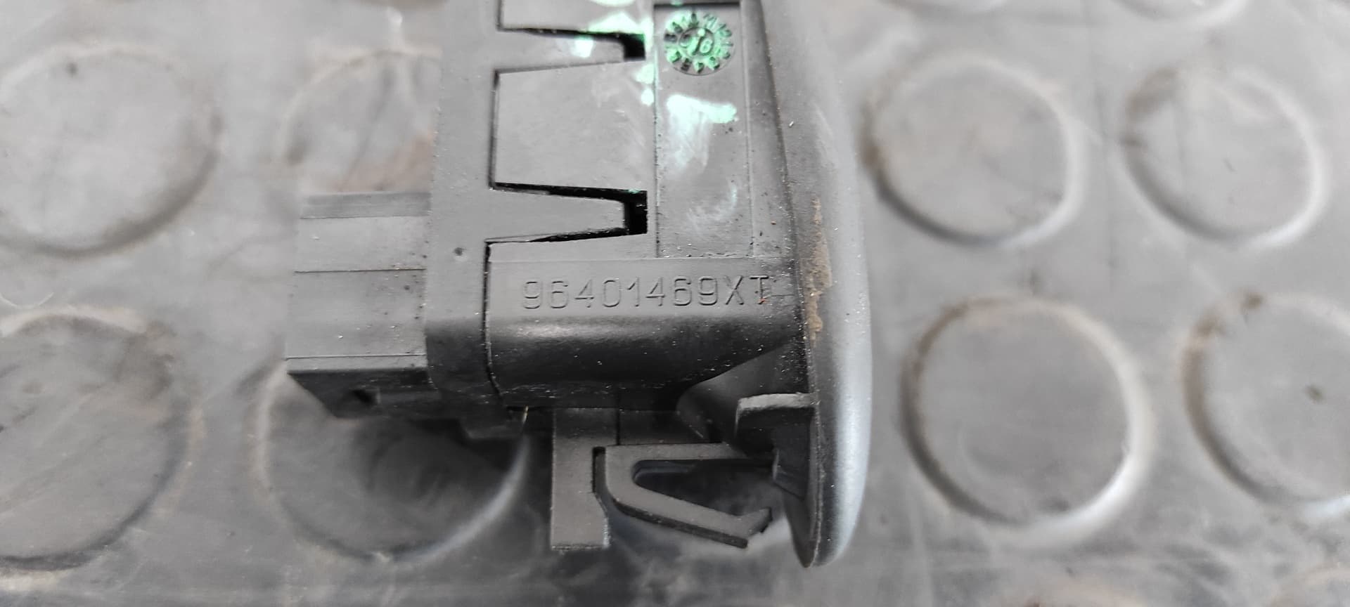 Recambio de MANDO ELEVALUNAS DELANTERO IZQUIERDO para CITROEN C3 1,6 16V Exclusive NFUTU5JP4 referencia OEM IAM 96401469XT   - GRIS 3