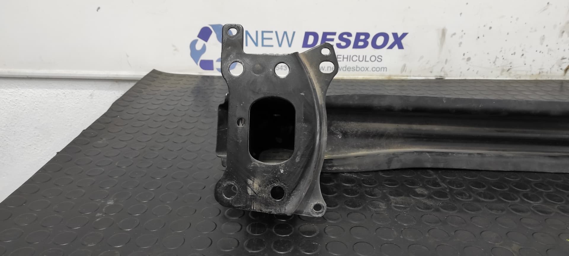Recambio de REFUERZO PARAGOLPES DELANTERO para VOLKSWAGEN CADDY KA/KB (2K) Furgón Economy BLS referencia OEM IAM    - BLANCO 8