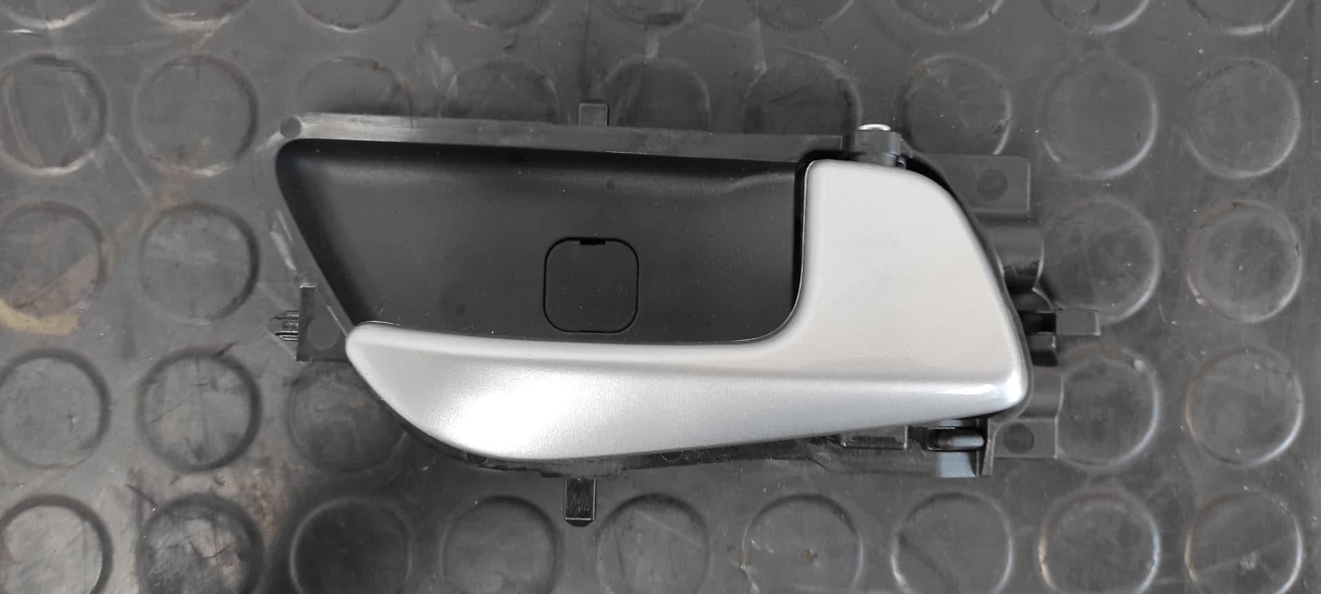 Recambio de MANETA INTERIOR TRASERA DERECHA para HYUNDAI I20 ACTIVE Classic blue G3LC referencia OEM IAM 82620C7000   - ROJO