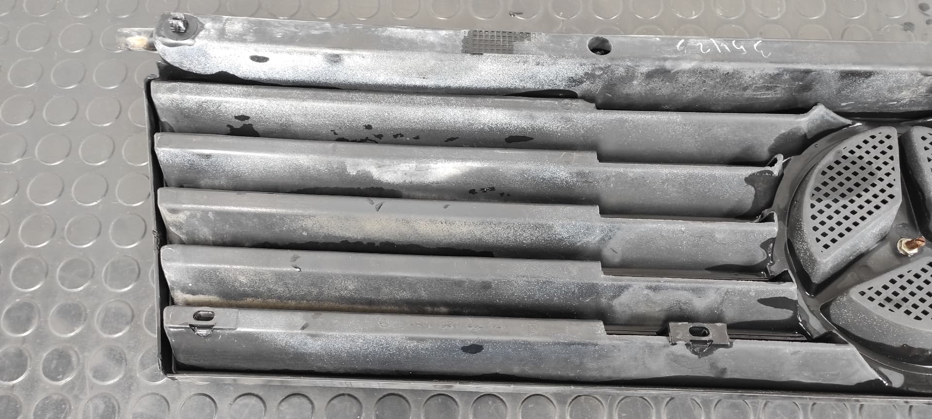 Recambio de REJILLA DELANTERA para MERCEDES-BENZ MB 100 D CAJA CERRADA / COMBI Caja cerrada  (BM 631.332/342) 616963 referencia OEM IAM 6317510218   - BLANCO 9