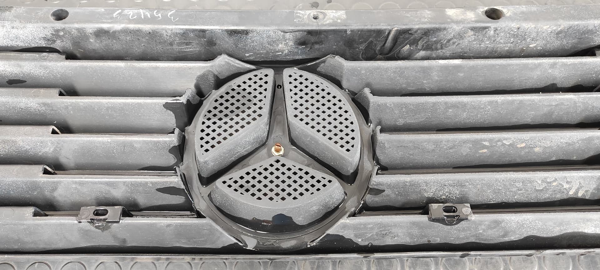 Recambio de REJILLA DELANTERA para MERCEDES-BENZ MB 100 D CAJA CERRADA / COMBI Caja cerrada  (BM 631.332/342) 616963 referencia OEM IAM 6317510218   - BLANCO 5