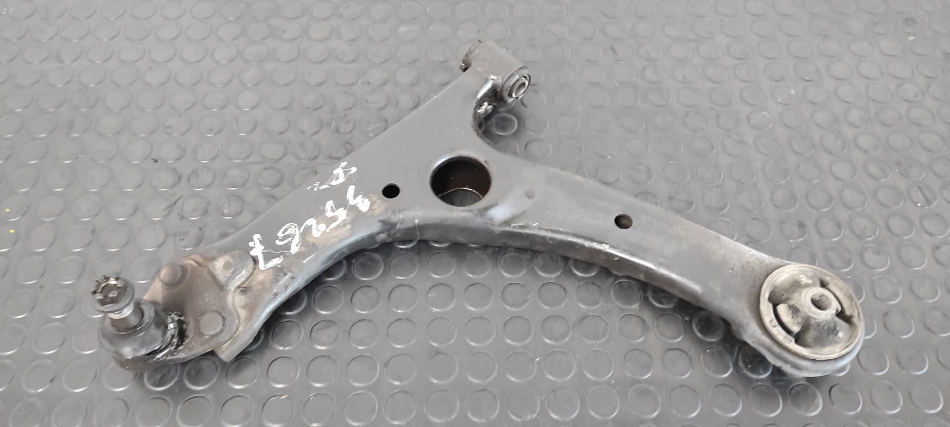 Recambio de BRAZO IZQUIERDO INFERIOR DELANTERO para TOYOTA COROLLA VERSO (R1) 2.0 D-4D Luna 1CDFTV referencia OEM IAM    - GRIS