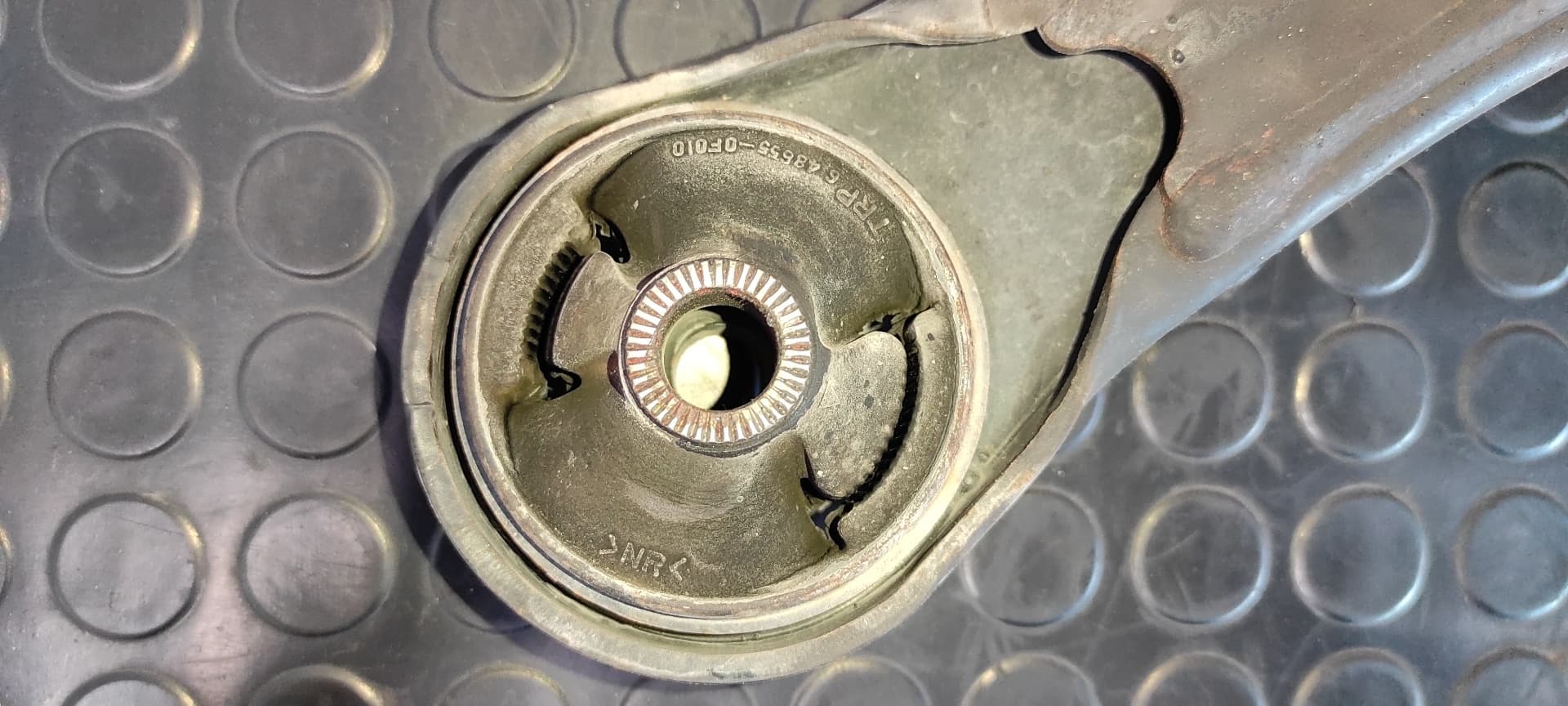 Recambio de BRAZO IZQUIERDO INFERIOR DELANTERO para TOYOTA COROLLA VERSO (R1) 2.0 D-4D Luna 1CDFTV referencia OEM IAM    - GRIS 2