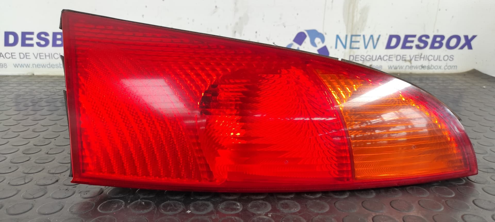 Recambio de PILOTO TRASERO DERECHO para FORD FOCUS BERLINA (CAK) Ghia EDDC referencia OEM IAM XS4113404A   - GRIS