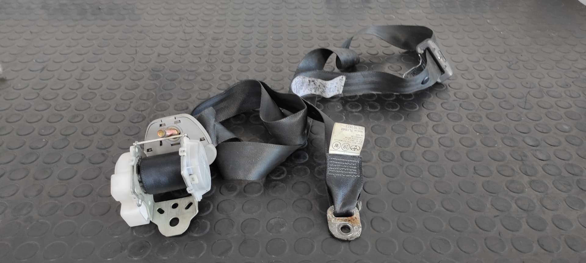 Recambio de CINTURON TRASERO DERECHO para TOYOTA COROLLA VERSO (R1) 2.0 Turbodiesel CAT 1CDFTV referencia OEM IAM 7L1540   - NEGRO