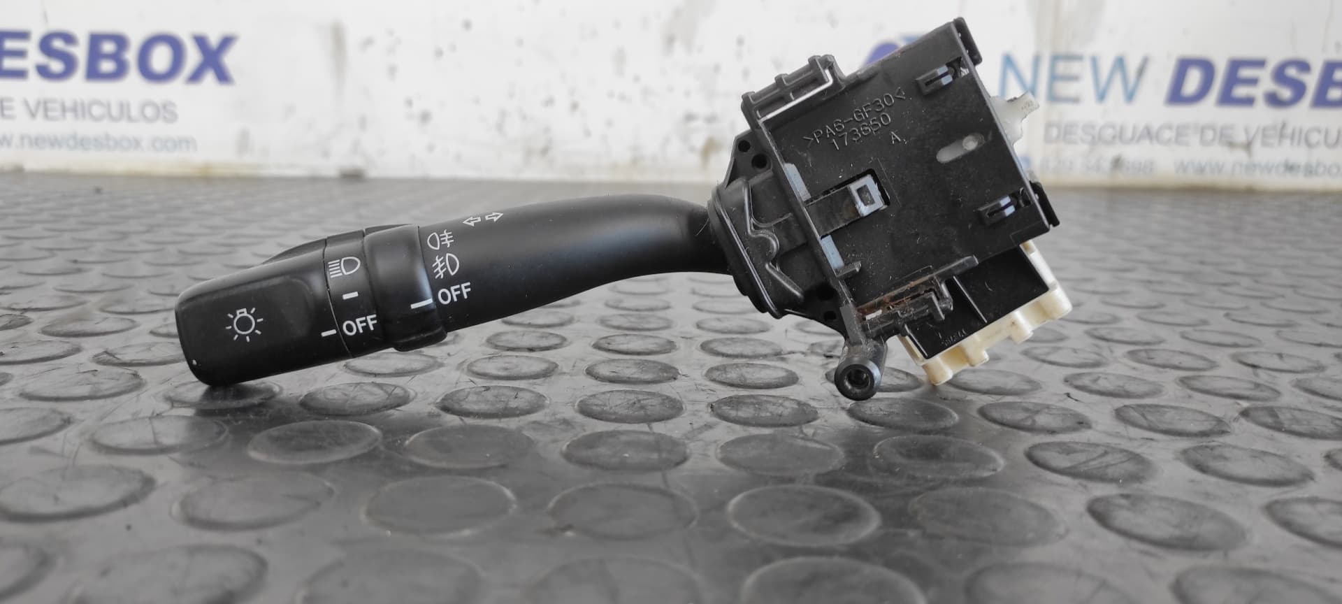 Recambio de MANDO LUCES para TOYOTA COROLLA VERSO (R1) 2.0 Turbodiesel CAT 1CDFTV referencia OEM IAM 173650   - NEGRO